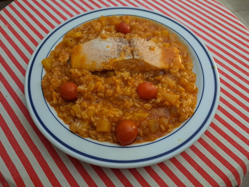 Riz à la tomate et pavés de saumon frais