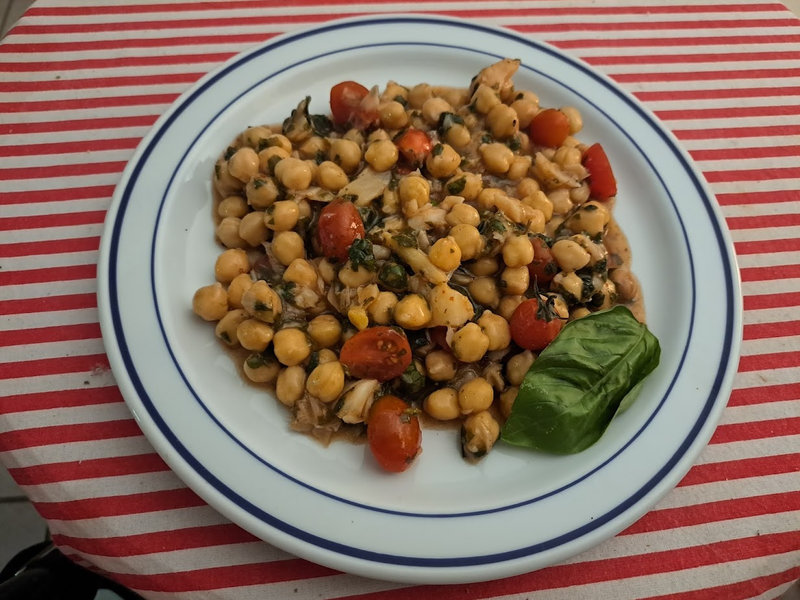 Salade de pois chiches aux miettes de cabillaud et basilic