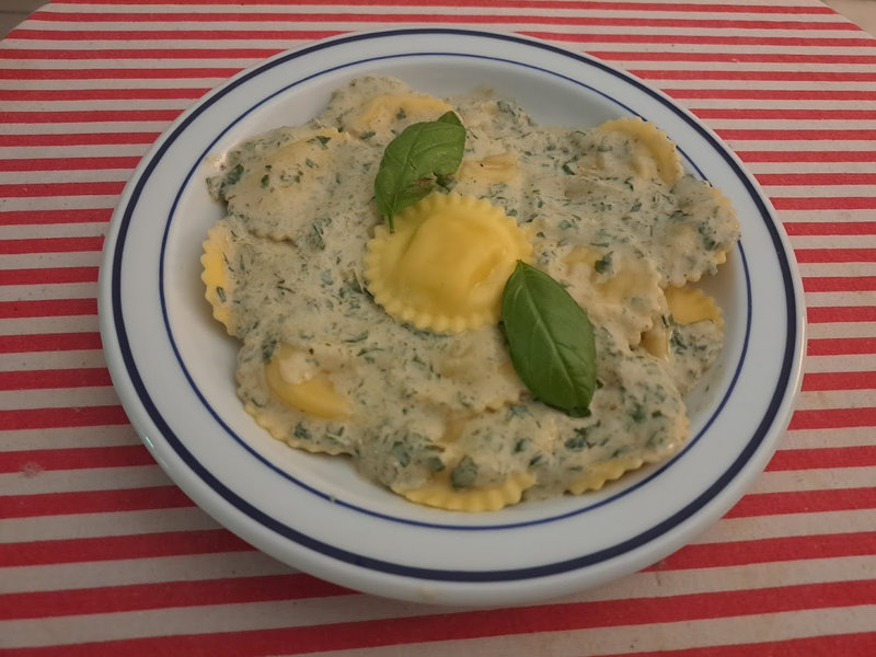 Ravioles en fleur au fromage de chèvre et sauce crémée de basilic et d’ail