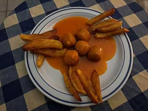 Boulettes de poulet aux tomates et frites