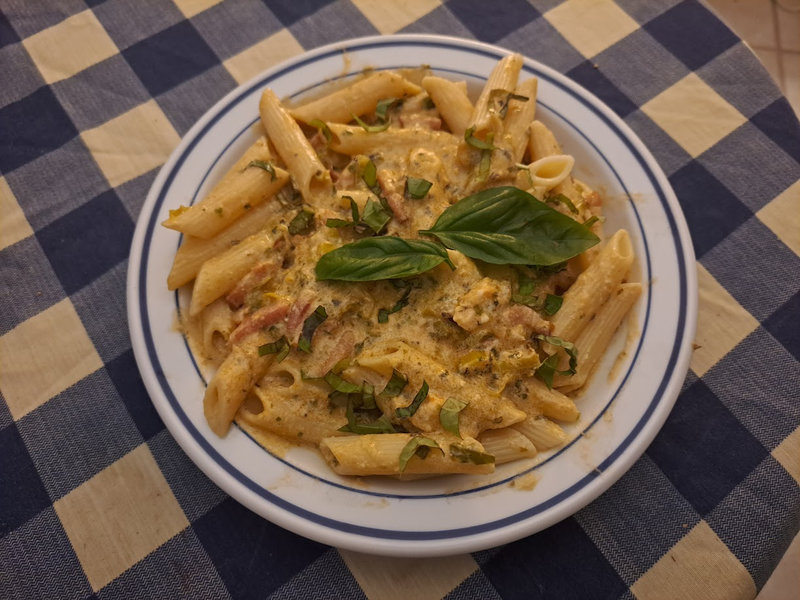 Penne rigate et lardons au gorgonzola tomaté et basilic