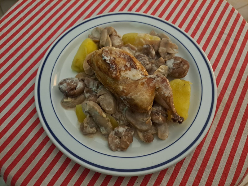 Cailles aux marrons, aux champignons et aux lardons crémeux