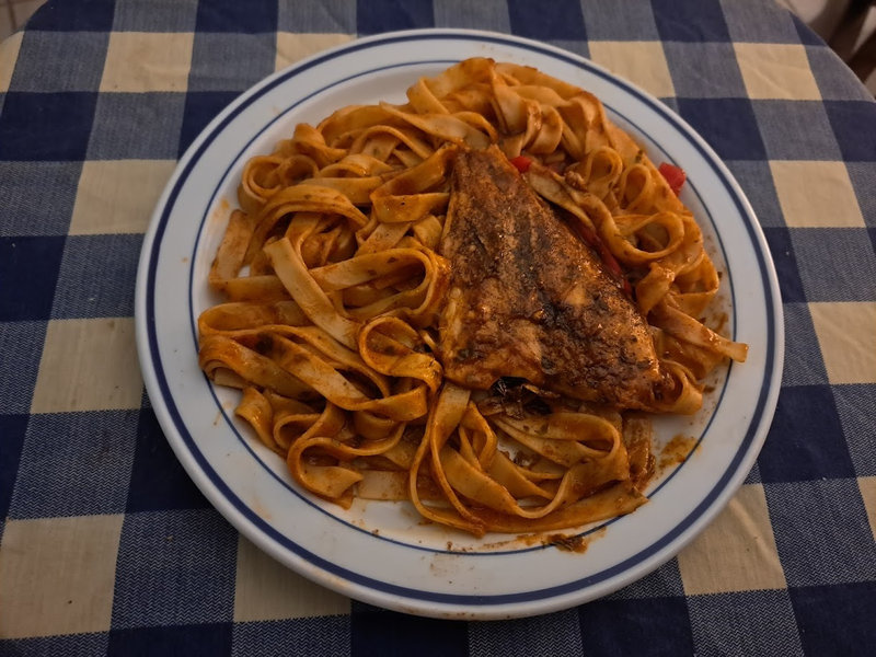 Filets de daurade et tagliatelle à la tomate et aux olives noires