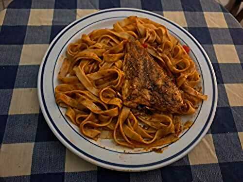 Filets de daurade et tagliatelle à la tomate et aux olives noires