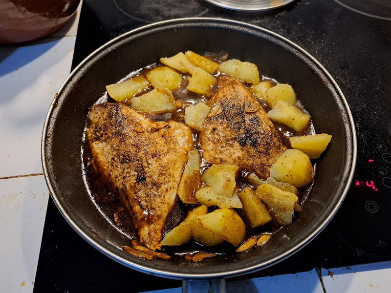 Filets de daurades et pommes de terre à la sauce paprika