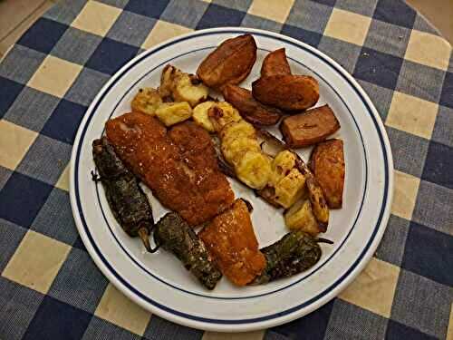 Filets de merlu panés et pommes de terre, bananes et piments verts frits