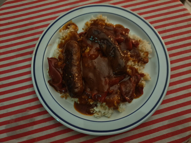 Longanizas et riz aux poivrons rouges et à la tomate