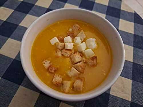 Potage à la courge musquée aux dés de fromage et croûtons de pain