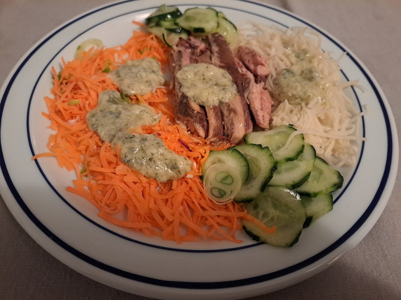 Salade composée au thon de frégate et aux légumes râpés ( carottes, chourave, concombre, oignons )