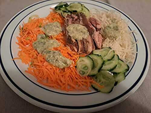 Salade composée au thon de frégate et aux légumes râpés ( carottes, chourave, concombre, oignons )