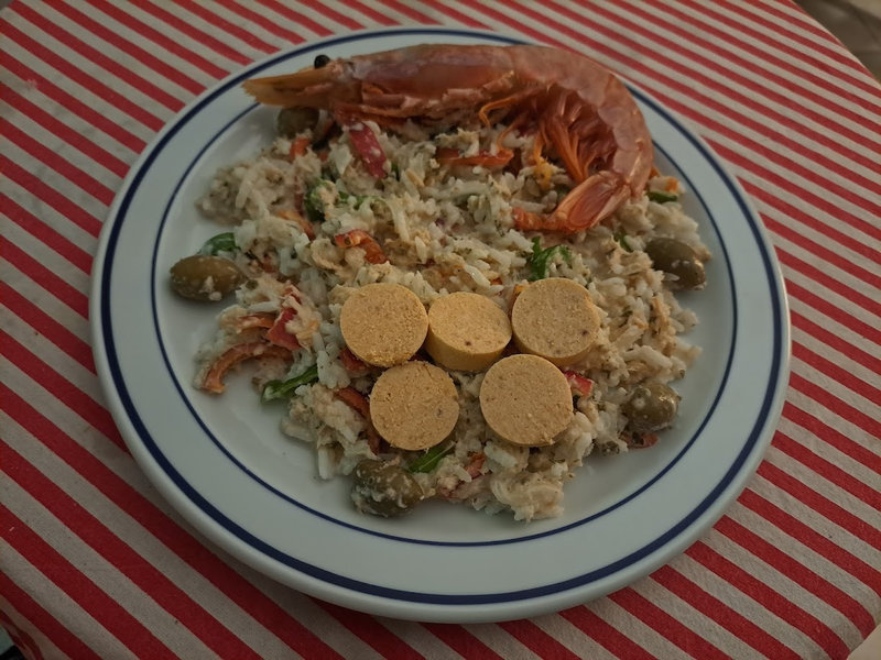 Salade de riz au crabe et poivrons aux gambones