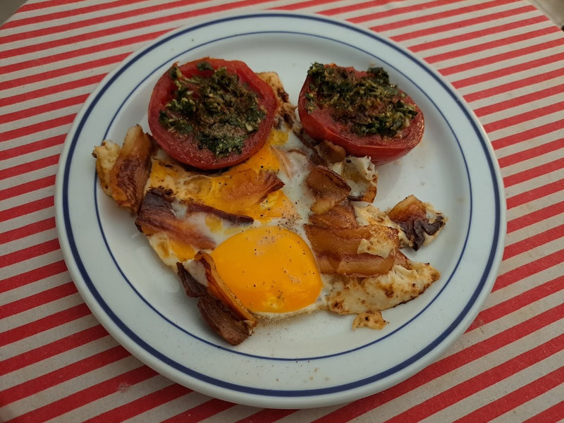 Tomates aux oeufs et au lard au basilic