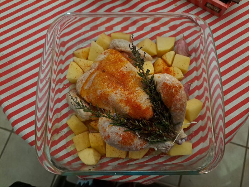 Coquelets aux pommes et pommes de terre rôtis au four