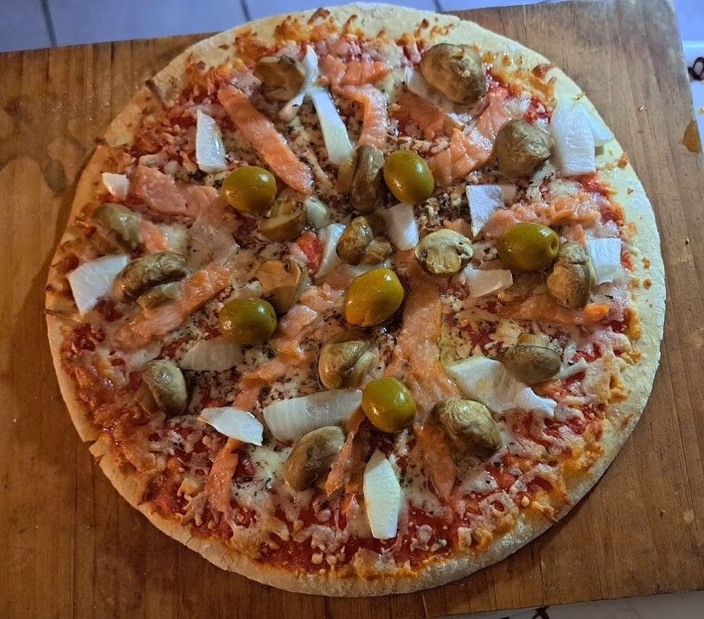 Pizza au saumon et champignons aux olives vertes et oignon nouveau’huile d’olive vierge extra •	Poivre  •	Sel Dans un bol, mettre la crème, ajouter 1 c. à c. de sauce to