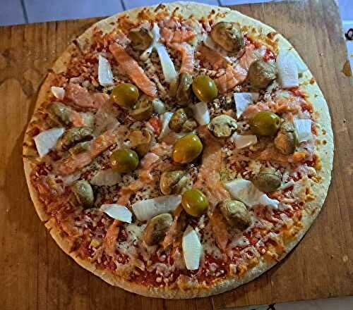 Pizza au saumon et champignons aux olives vertes et oignon nouveau’huile d’olive vierge extra •	Poivre  •	Sel Dans un bol, mettre la crème, ajouter 1 c. à c. de sauce to
