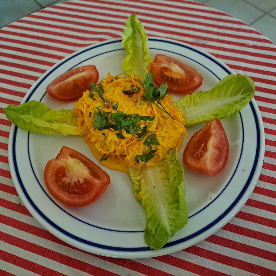Salade de carottes râpées et pousses de haricots mungo à la sauce pakistanaise et Lassi salé - namkeen lassi