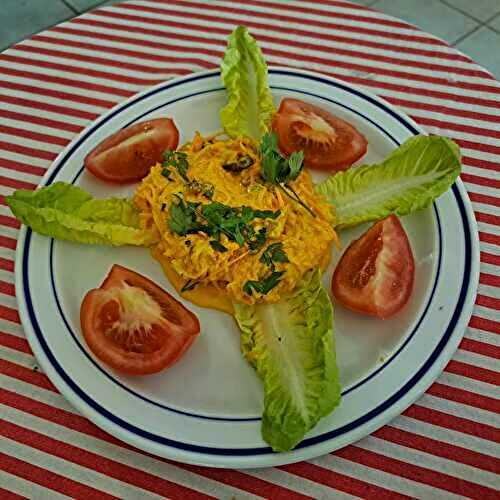Salade de carottes râpées et pousses de haricots mungo à la sauce pakistanaise et Lassi salé - namkeen lassi