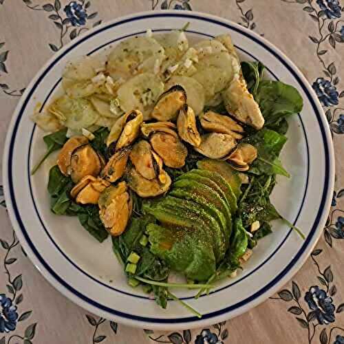 Salade de jeunes pousses aux moules pimentées et concombre au piment