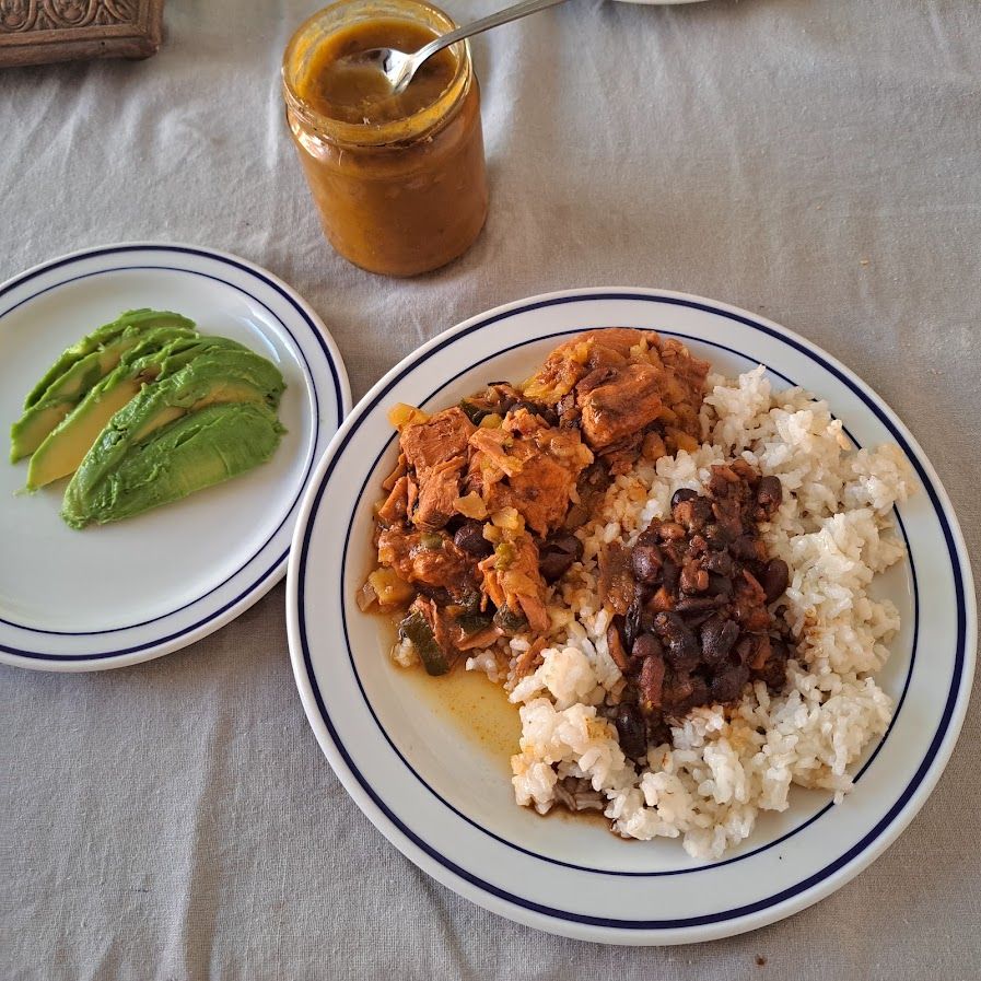 Drapeau dominicain au riz et haricots rouges au porc ( Bandera Dominicana - República Dominicana )