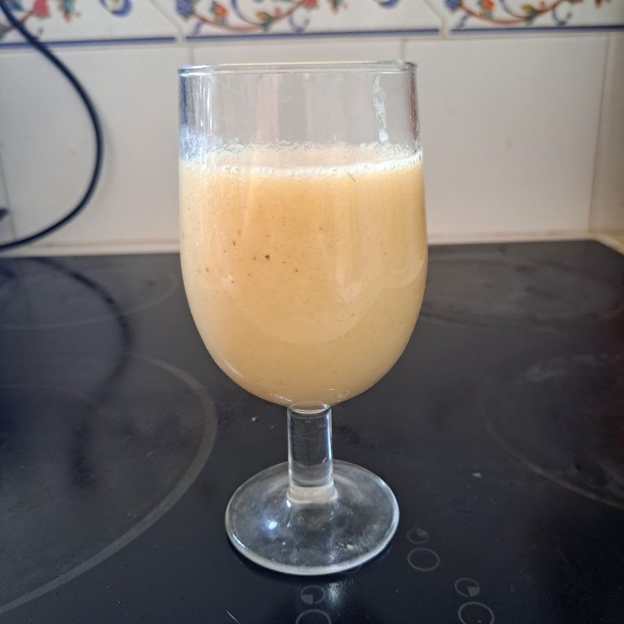 Milkshake ou batido de bananes au melon blanc et lait de coco