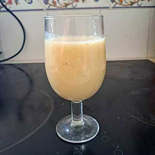 Milkshake ou batido de bananes au melon blanc et lait de coco