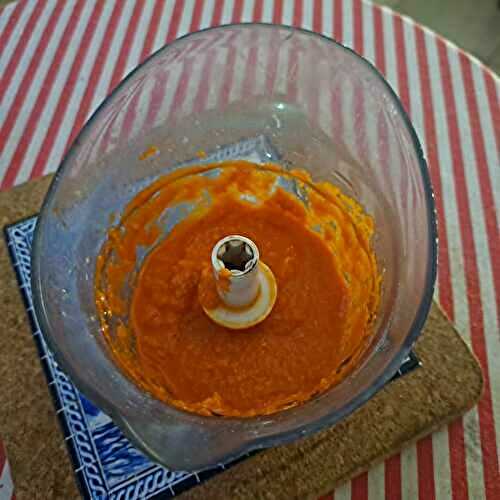 Blancs de poulet et lardons aux légumes d’été à la sauce romesco