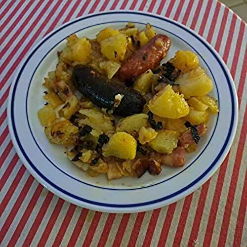 Boudins noirs et chorizos aux lardons et pommes de terre à l’ail noir