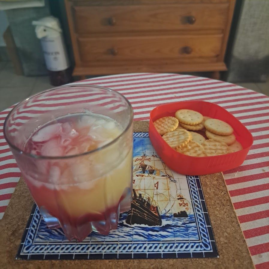 Punch de banane aux pêches blanches et grenadine au rhum blanc