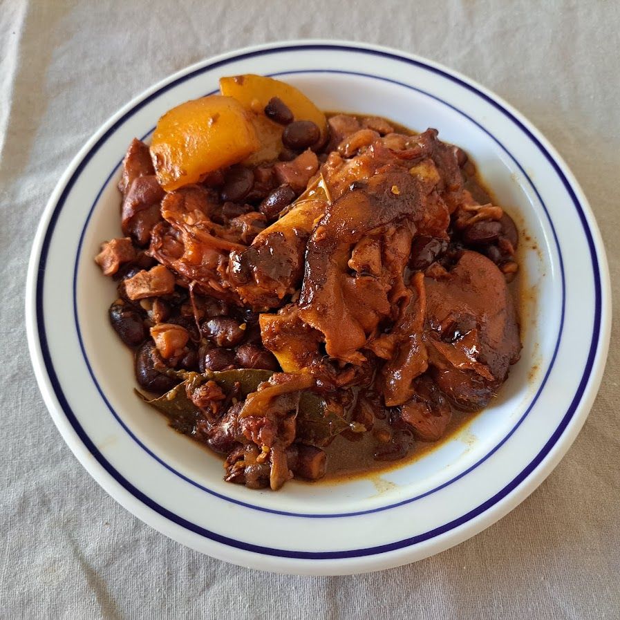 Ragoût de porc au riz et pommes de terre aux haricots noirs