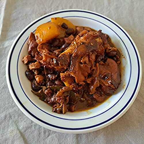 Ragoût de porc au riz et pommes de terre aux haricots noirs