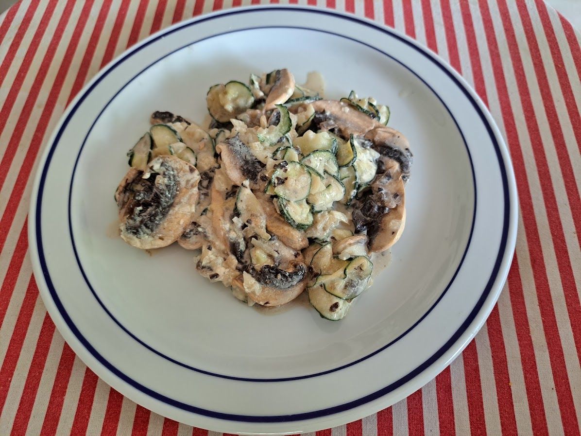 Salade de concombres et de champignons à la crème mentholée