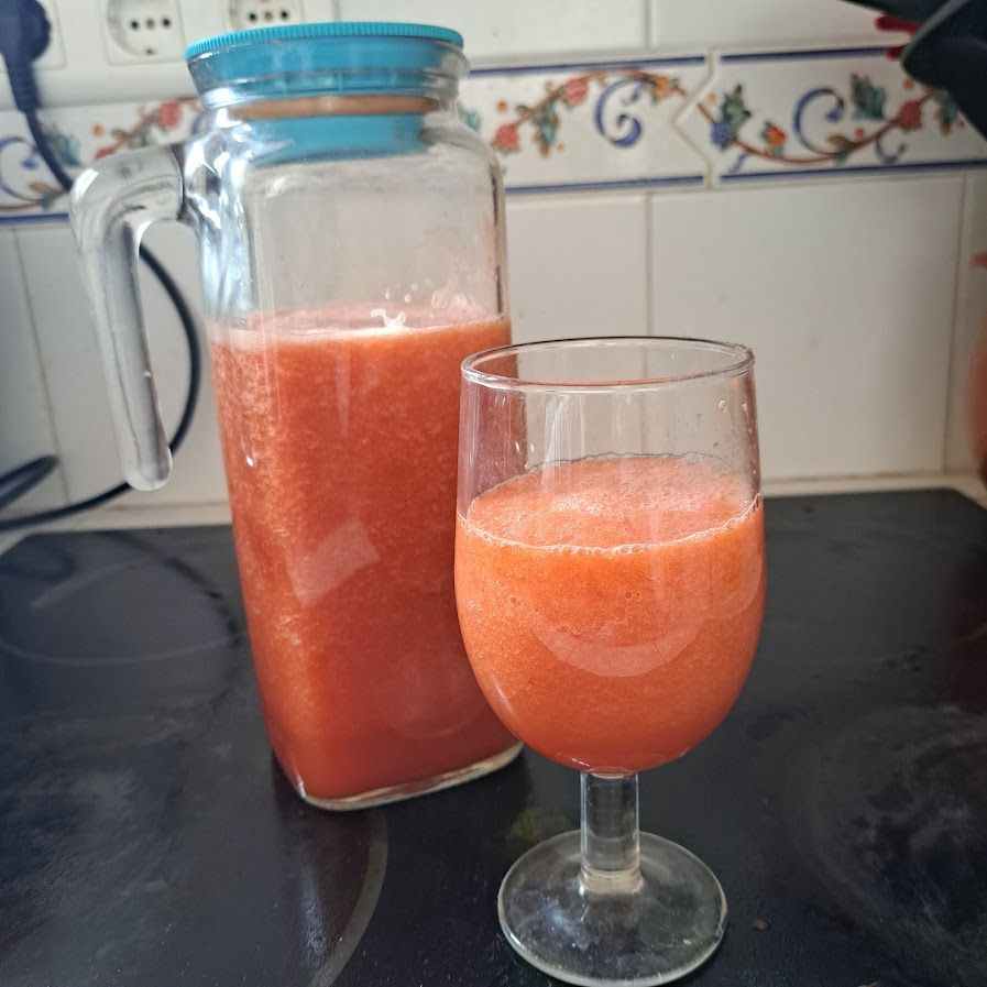 Smoothie de pastèque aux raisins blancs et à la banane