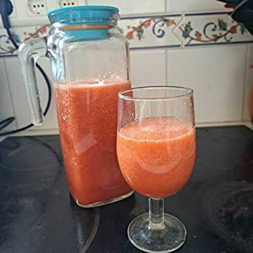 Smoothie de pastèque aux raisins blancs et à la banane