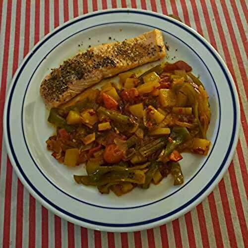 Ventrèche de saumon frais aux poivrons et aux oignons à la tomate