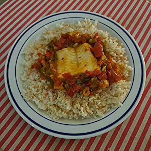 Filets d’abadèche à la sauce tomate aux poivrons verts et rouges au vin rouge et riz blanc à la Dominicaine