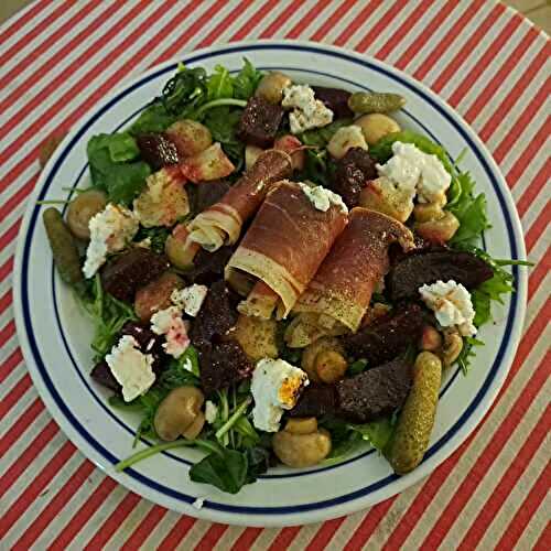 Salade de jeunes pousses et betterave aux champignons et jambon serrano au fromage frais