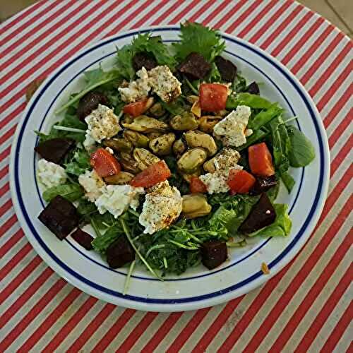 Salade de jeunes pousses et moules en escabèche à la betterave et au fromage frais épicé