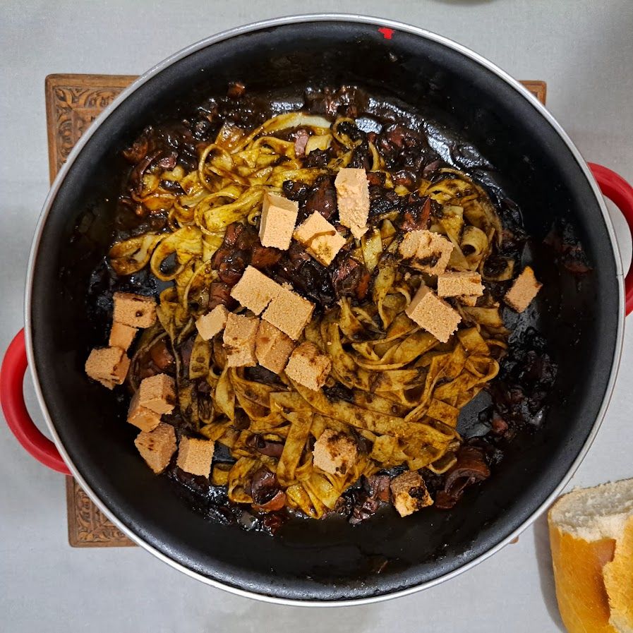 Tagliatelle fraiches et calamaritos au noir de seiche et aux oeufs de cabillaud