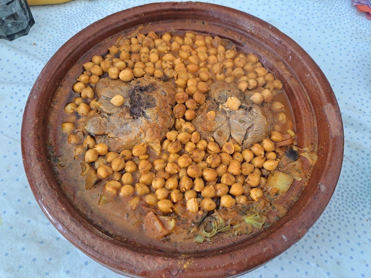Tajine d’agneau aux aubergines et aux pois chiches