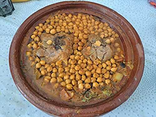 Tajine d’agneau aux aubergines et aux pois chiches