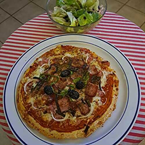 Pizza de lard aux poivrons verts et aux olives noires et vinaigrette à l’ail noir