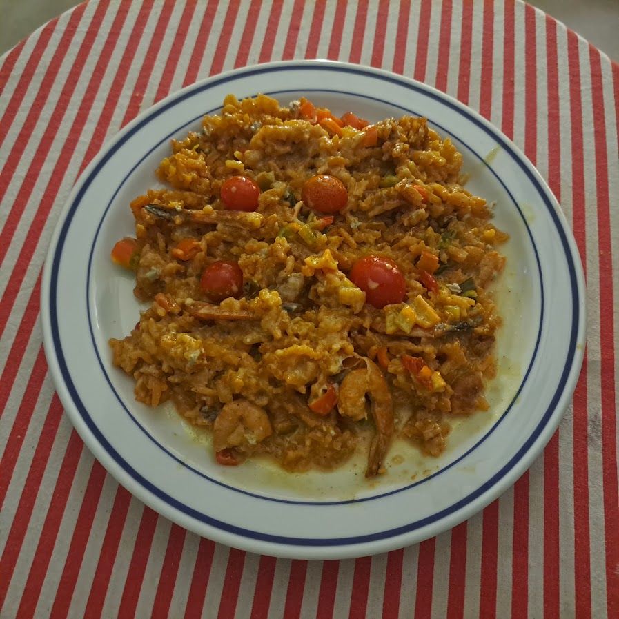 Dés de thon et crevettes roses aux tomates et riz basmati à la sauce au gorgonzola