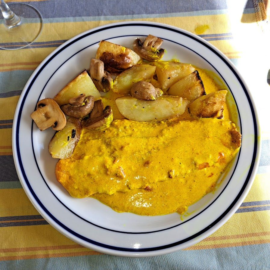Filet de panga à la sauce safranée et pommes de terre aux champignons