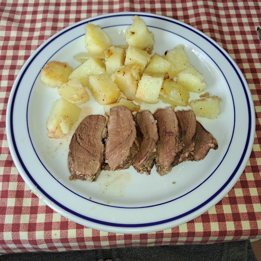 Magret de canard flambé à l’Armagnac et pommes de terre sautées