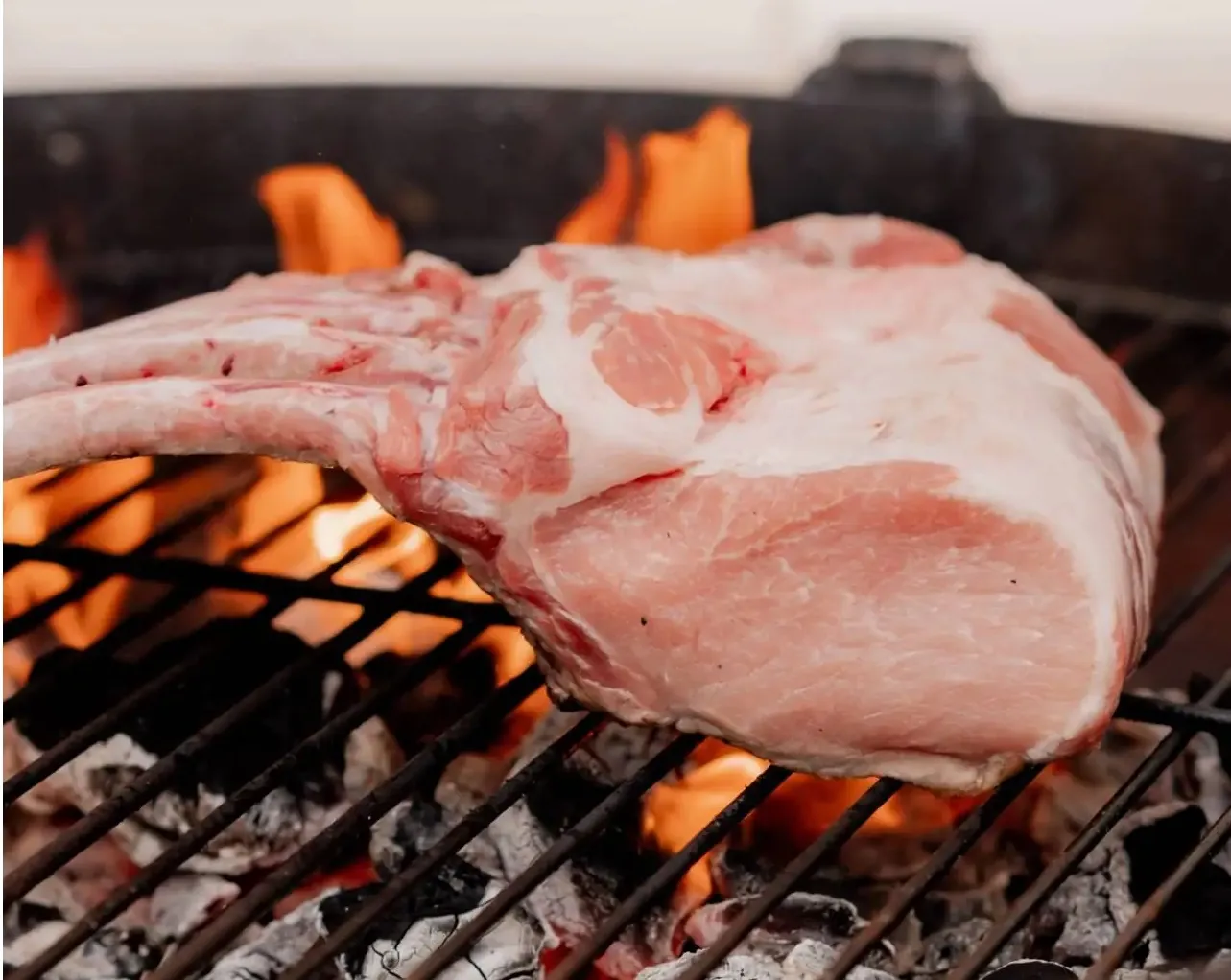 Tomahawks de porc à l’os