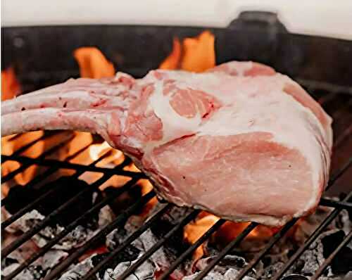 Tomahawks de porc à l’os