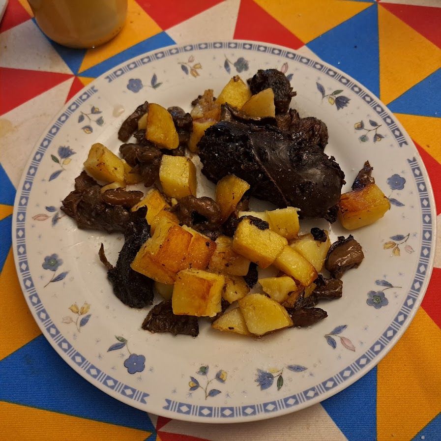 Boudins noirs aux pleurotes et aux pommes de terre sautées