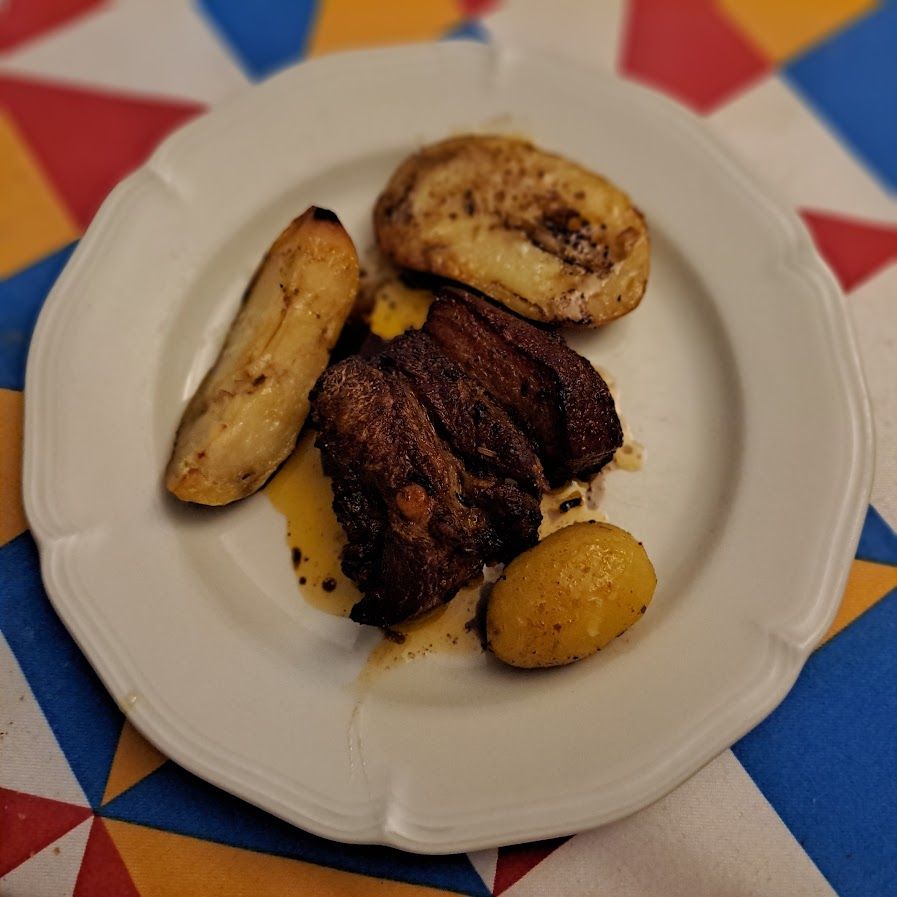 Poitrine de porc grillée aux épices et aromates