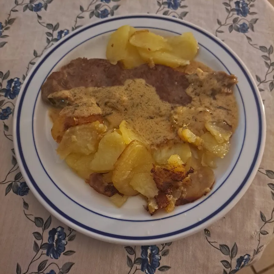 Entrecôte et pommes de terre sautées à la sauce béarnaise