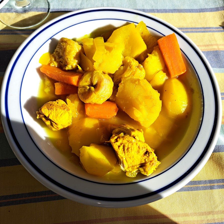 Ragoût de porc et légumes aux épices et aux bananes